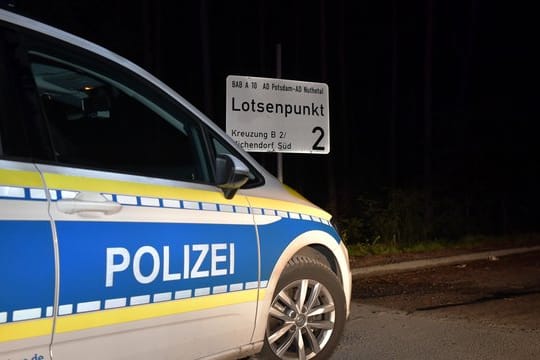 Die Autobahn A10 war in der Nacht wegen des Polizeieinsatzes zwischen den Anschlussstellen Ferch und Michendorf in beide Fahrtrichtungen gesperrt worden.