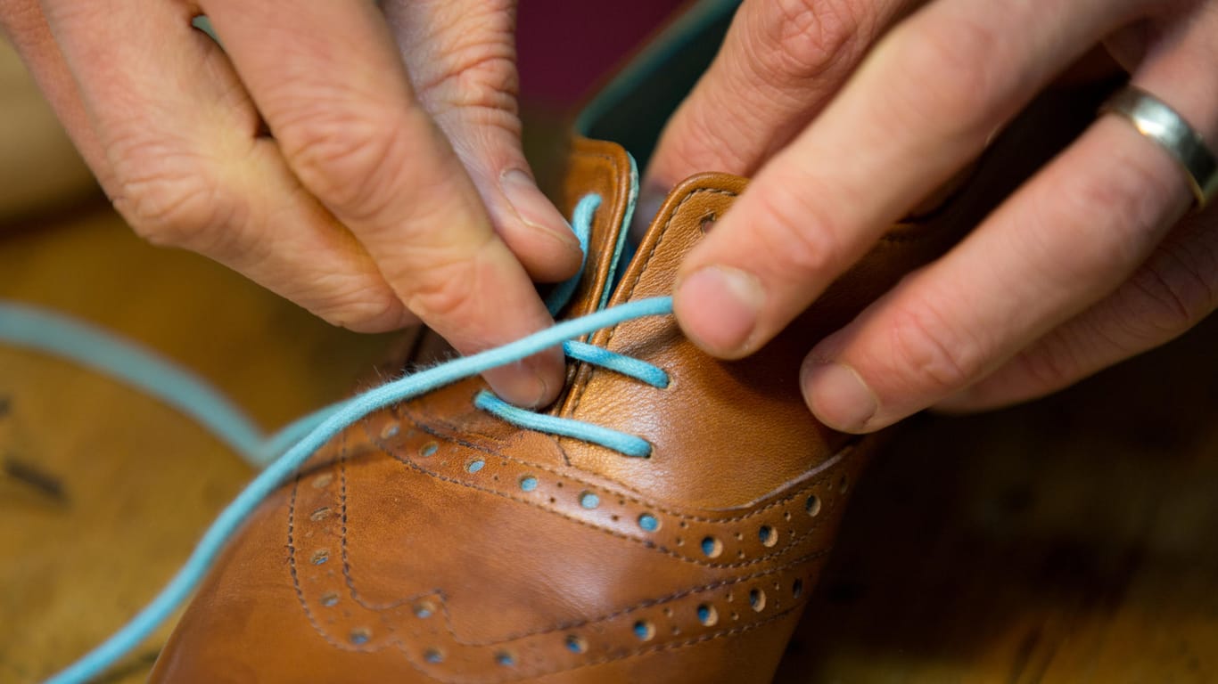 Arbeit am Schuh: In der Schuhwerkstatt von Benjamin Bigot wird Hand angelegt.