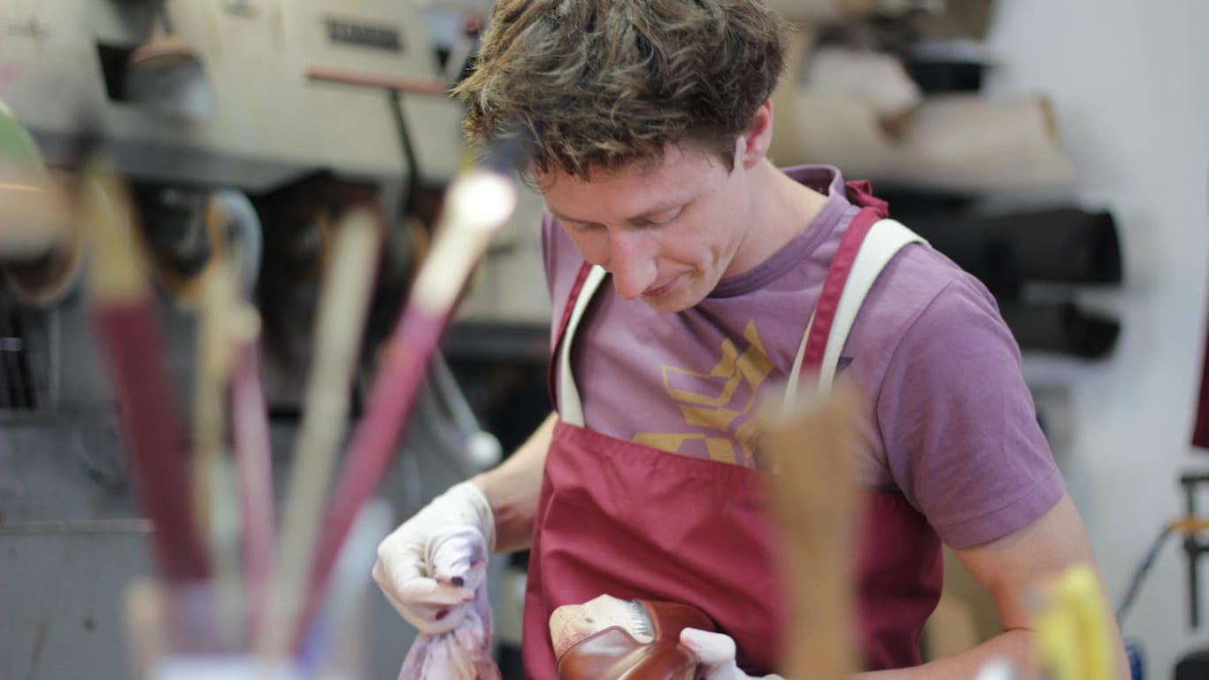 Benjamin Bigot bei der Arbeit: Der Schuhmacher bietet in seiner Werkstatt auch Kurse und Workshops an.