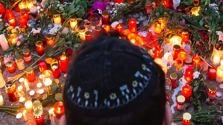 Ein Mann mit Kippa trauert in Halle: Der Attentäter begründete seine Tat mit antisemitischen Verschwörungstheorien.
