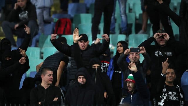 Eine Schande für den Fußball: Bulgarische Fans beim Spiel gegen England. Eine Schande für den Fußball: Bulgarische Fans beim Spiel gegen England.