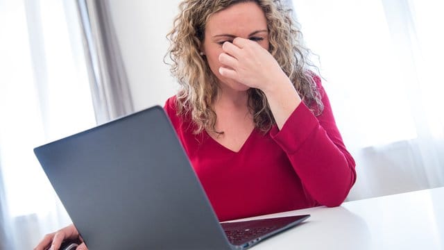 Arbeiten am Bildschirm strengt die Augen an. Arbeiten am Bildschirm strengt die Augen an.