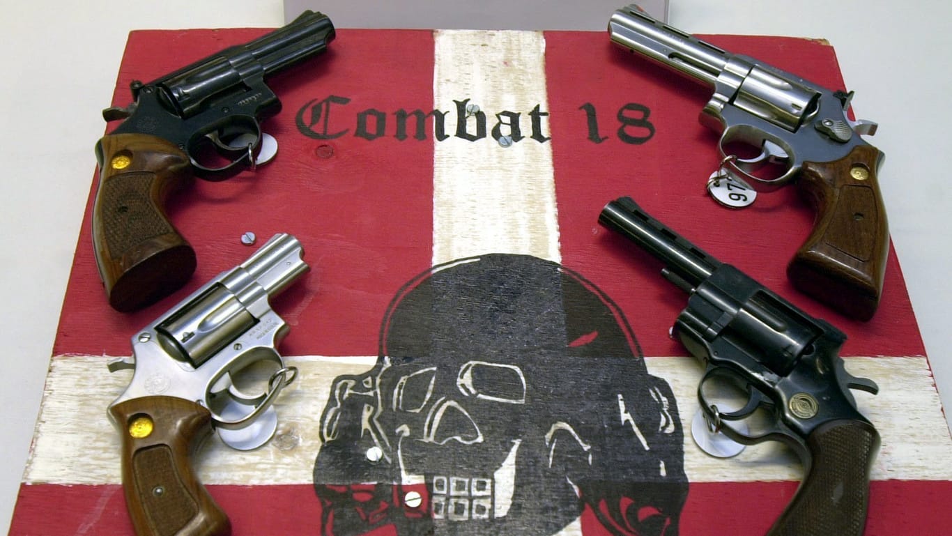 Logo und Waffen von "Combat 18": Die Bundesanwaltschaft überprüft, ob die Tatwaffe im Fall Lübcke im Zusammenhang mit der militanten Gruppierung steht. (Symbolbild)