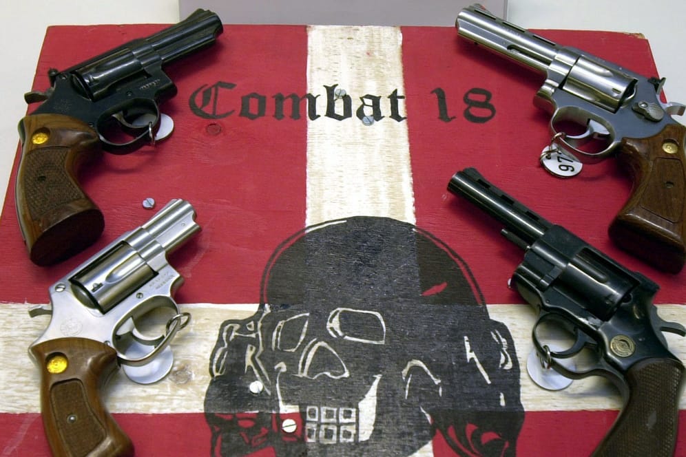 Logo und Waffen von "Combat 18": Die Bundesanwaltschaft überprüft, ob die Tatwaffe im Fall Lübcke im Zusammenhang mit der militanten Gruppierung steht. (Symbolbild)
