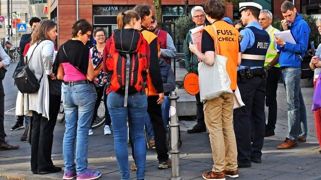 Teilnehmer eines "Fußverkehrs-Checks" in Mainz diskutieren vor dem Bahnhof Römisches Theater über die dortige Situation für Fußgänger. Teilnehmer eines "Fußverkehrs-Checks" in Mainz diskutieren vor dem Bahnhof Römisches Theater über die dortige Situation für Fußgänger.