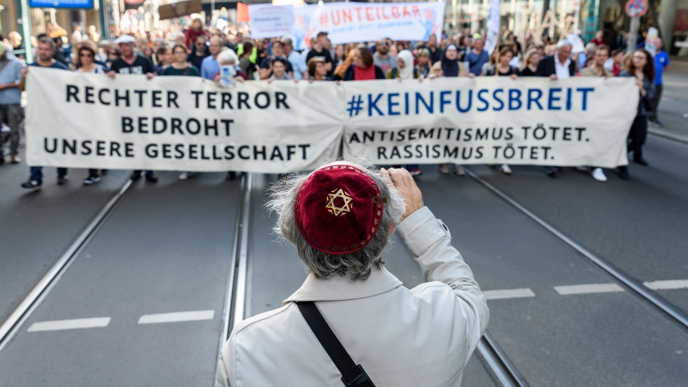 Demonstration gegen Antisemitismus und Rassismus: Unter Rechtsextremen sind die beiden menschenfeindlichen Einstellungen weitverbreitet.