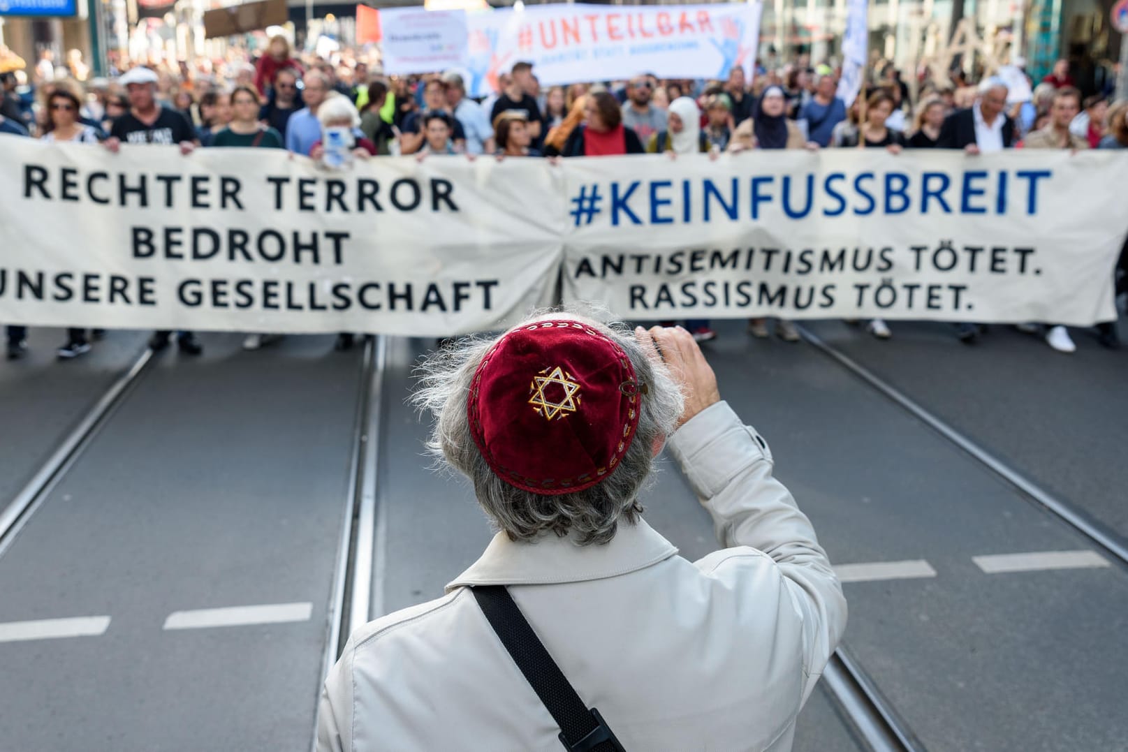 Demonstration gegen Antisemitismus und Rassismus: Unter Rechtsextremen sind die beiden menschenfeindlichen Einstellungen weitverbreitet.