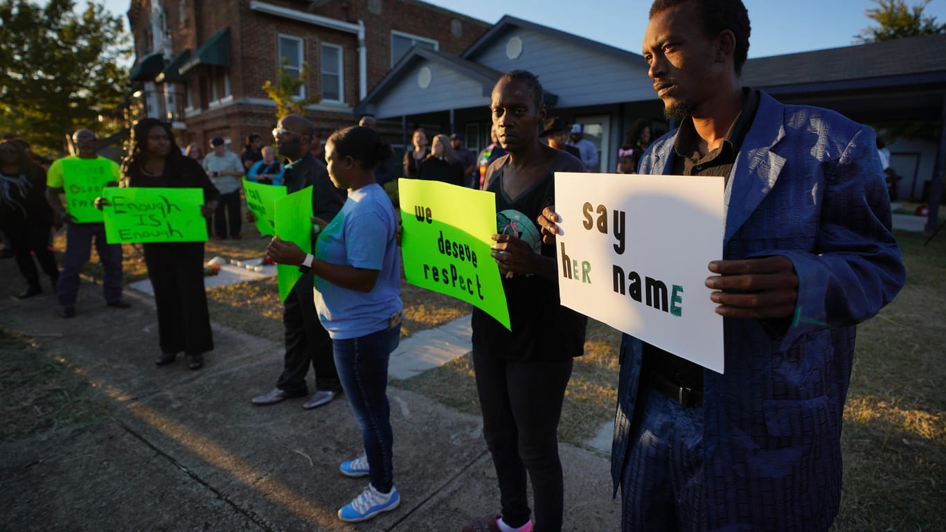 Proteste vor dem Haus der erschossenen Frau: Tödliche Polizeigewalt gegen Schwarze ist in den USA immer wieder Thema.
