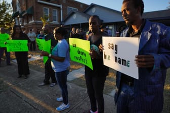 Proteste vor dem Haus der erschossenen Frau: Tödliche Polizeigewalt gegen Schwarze ist in den USA immer wieder Thema.
