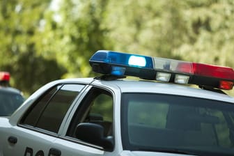 US-Polizeiwagen (Symbolbild): In Kalifornien ist ein Banküberfall mit einer Umarmung beendet worden.