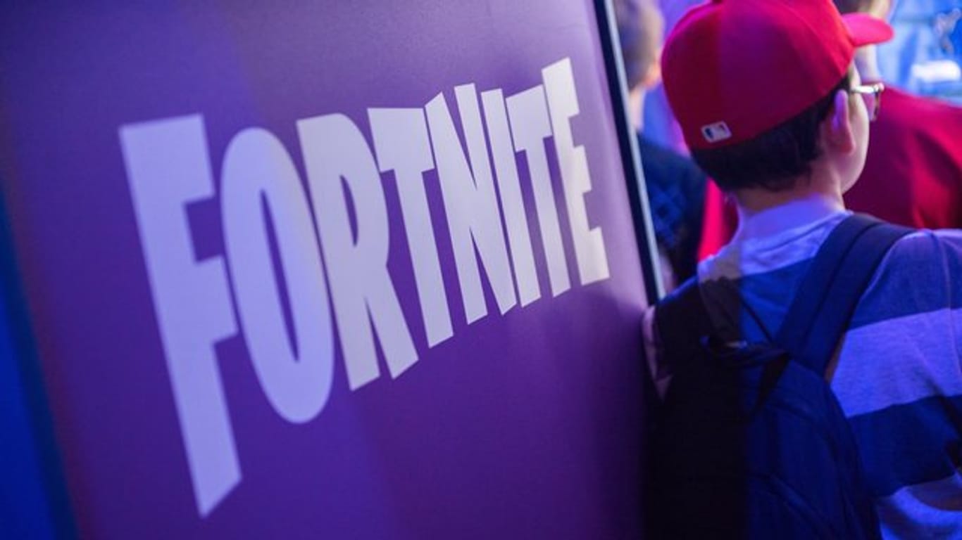 Ein Jugendlicher steht am Messestand von "Fortnite2": Eine neue Entwicklungsstufe im populären Online-Spiel wurde vorgestellt.