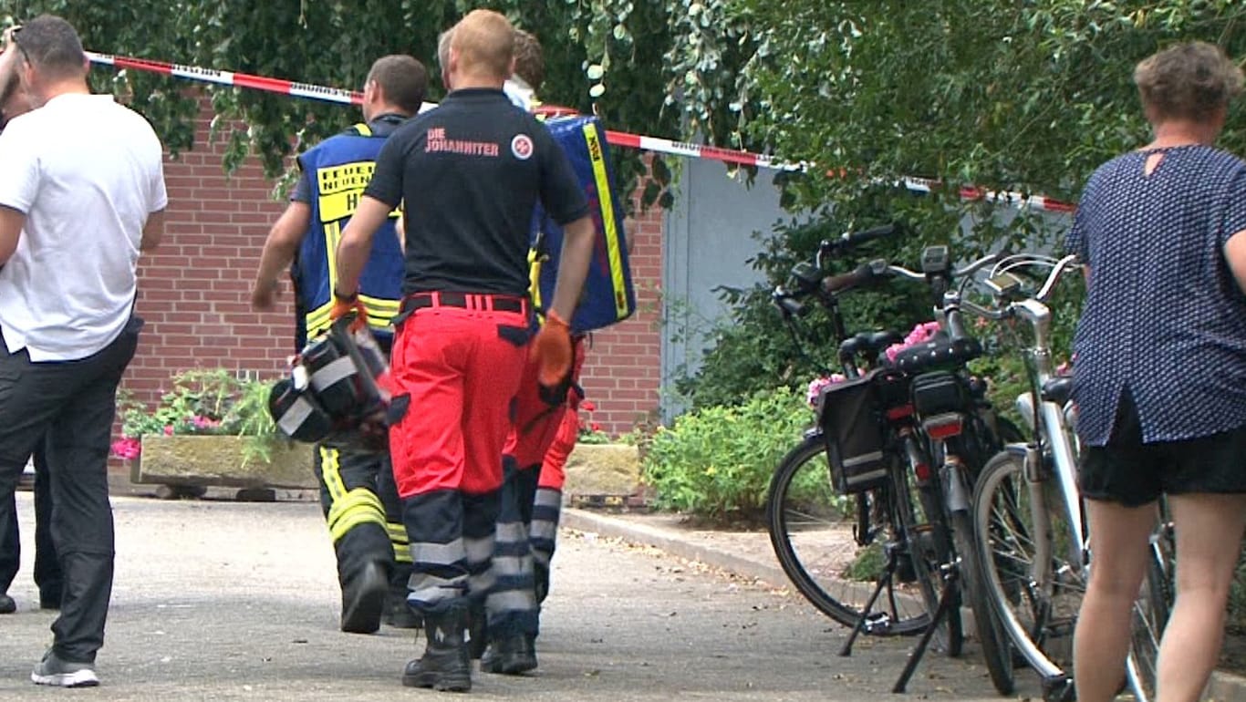 Einsatzkräfte auf dem Grundstück in Neuenkirchen: Ein 55-jähriger Mann soll seine Mutter ermordet haben. (Archivbild)