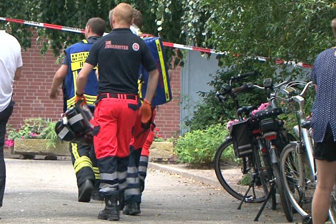 Einsatzkräfte auf dem Grundstück in Neuenkirchen: Ein 55-jähriger Mann soll seine Mutter ermordet haben. (Archivbild)