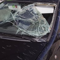 Beschädigter Kleinwagen: Im Falle eines Schadens können bestimmte Versicherungsleistungen Geld sparen.