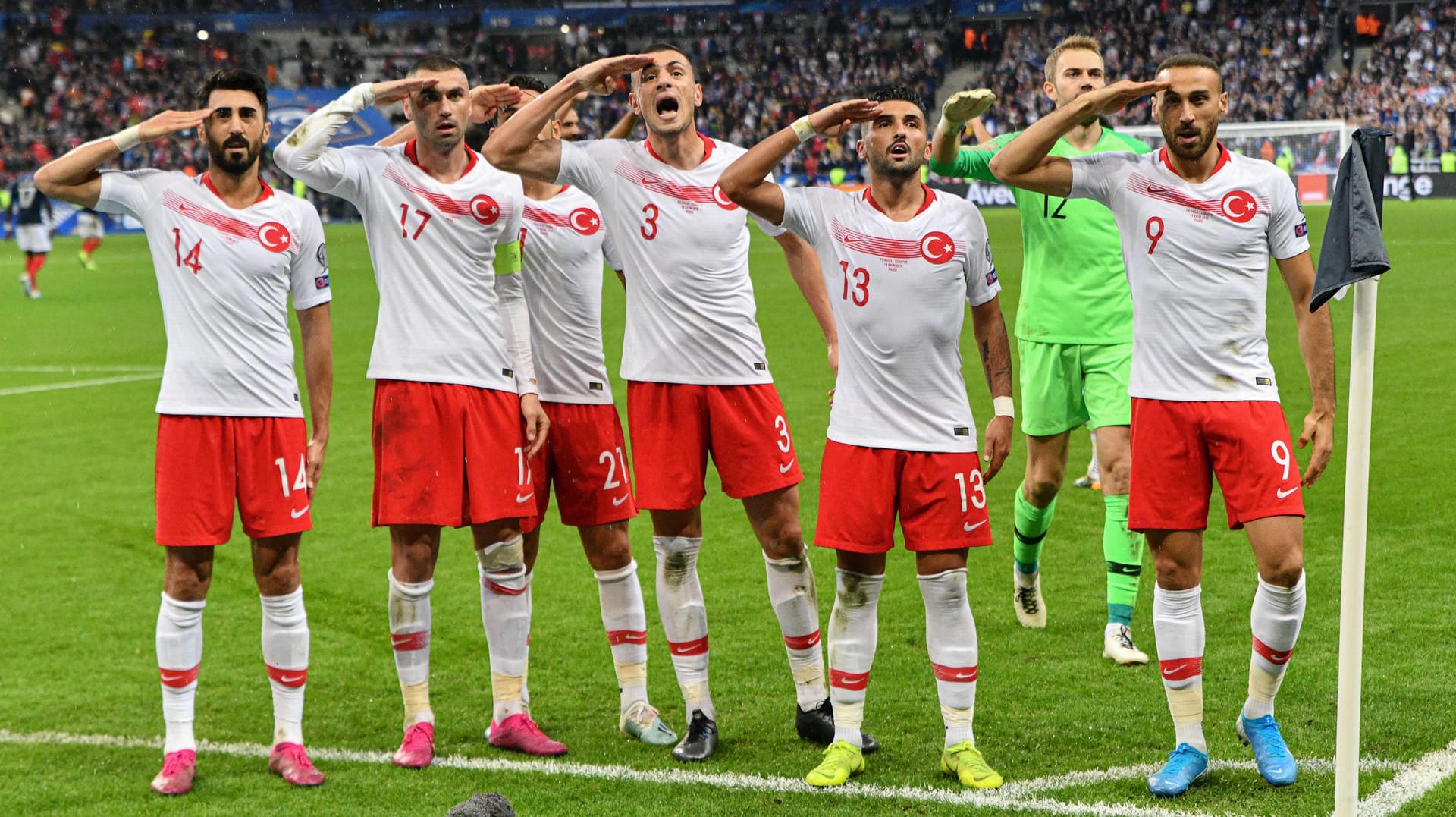 Haben die UEFA zu Ermittlungen und Disziplinaranhörungen veranlasst: Die türkischen Nationalspieler beim Salut-Jubel.