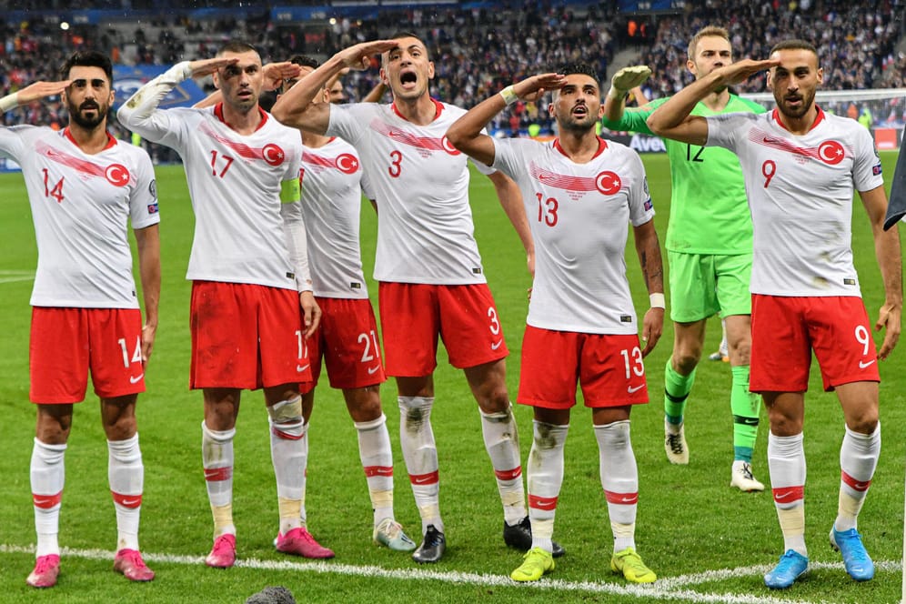 Haben die UEFA zu Ermittlungen und Disziplinaranhörungen veranlasst: Die türkischen Nationalspieler beim Salut-Jubel.