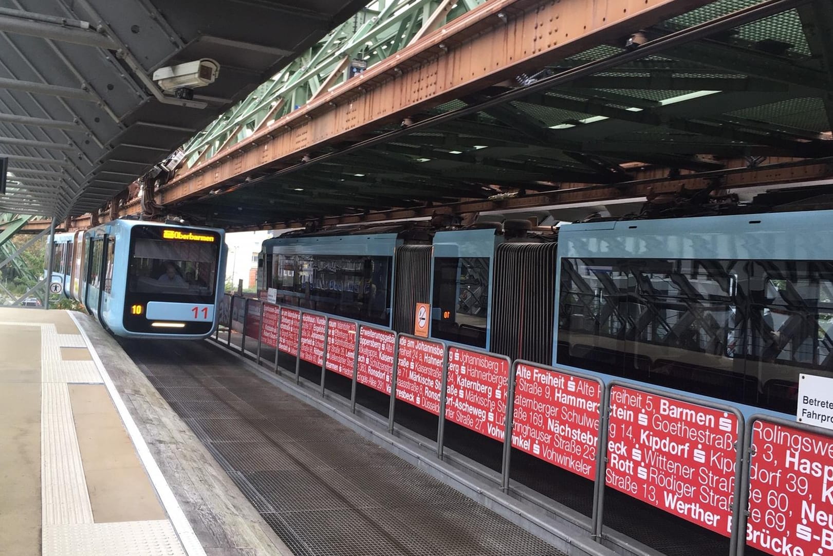 Eine Schwebebahn fährt ein: In Wuppertal kamen Gerüchte auf, wonach die neuen Wagen teilweise zu breit seien.