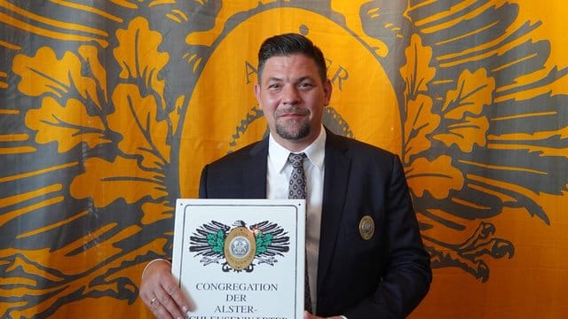 Ein Mann, eine Auszeichnung: Tim Mälzer ist jetzt Ehren-Schleusenwärter. Ein Mann, eine Auszeichnung: Tim Mälzer ist jetzt Ehren-Schleusenwärter.