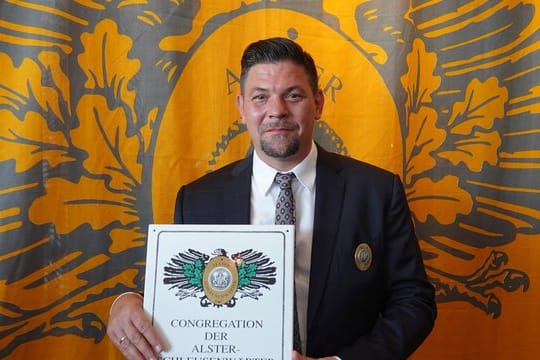 Ein Mann, eine Auszeichnung: Tim Mälzer ist jetzt Ehren-Schleusenwärter.