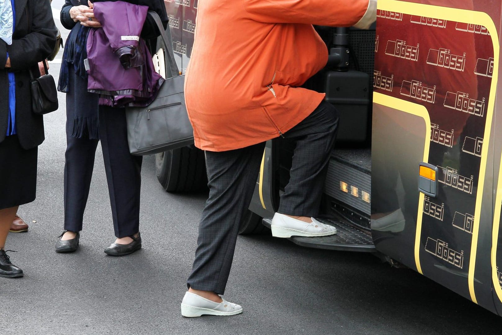 Senioren steigen in einen Bus ein: Die Verbraucherzentralen warnen vor betrügerischen Kaffeefahrten. Senioren steigen in einen Bus ein: Die Verbraucherzentralen warnen vor betrügerischen Kaffeefahrten.
