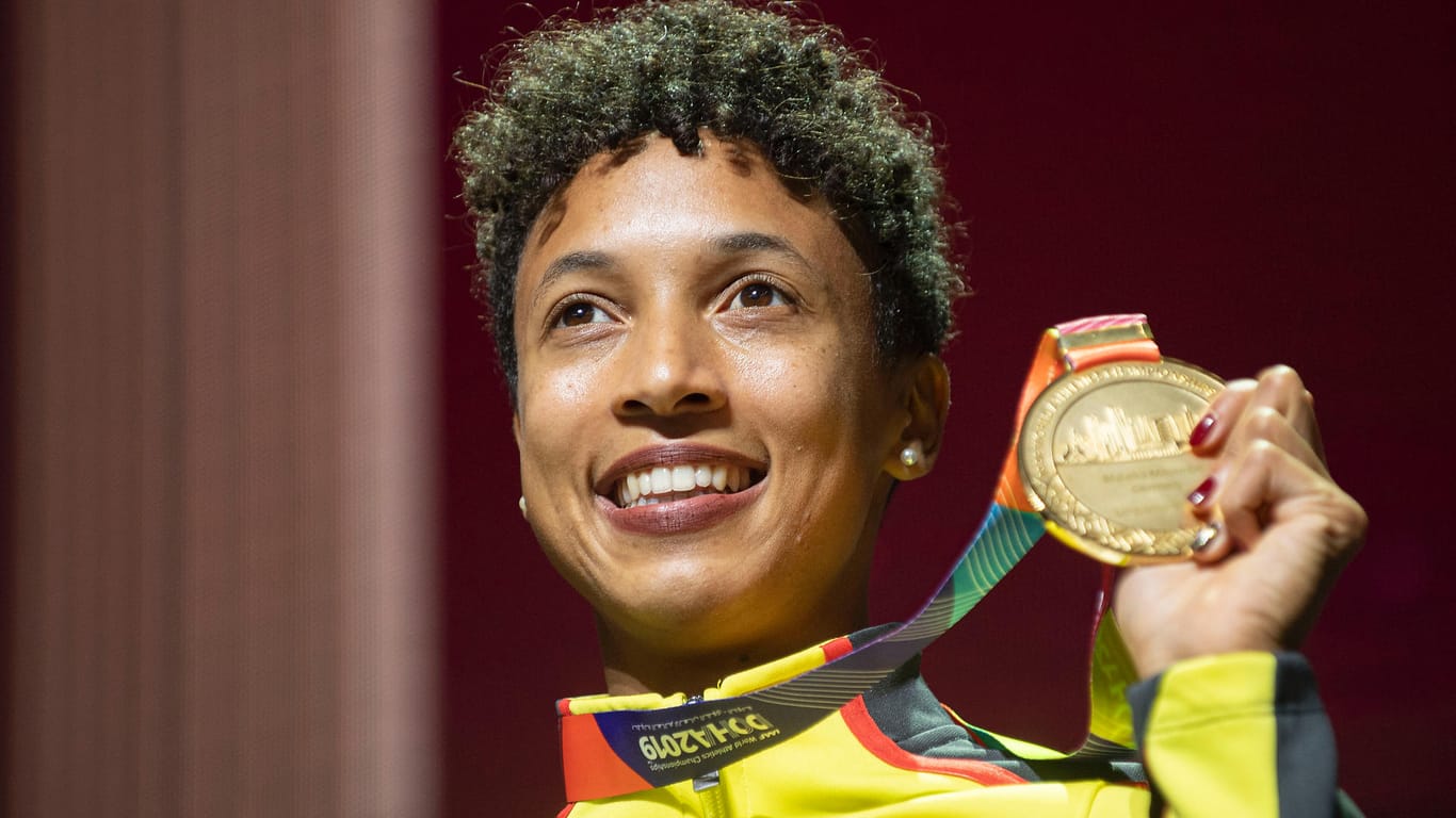Gold: Weitspringerin Malaika Mihambo auf der Weitsprung-Siegerehrung bei der Leichtathletik-WM in Doha.