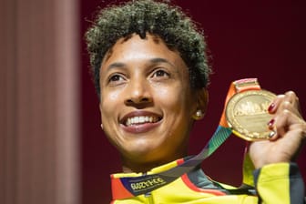 Gold: Weitspringerin Malaika Mihambo auf der Weitsprung-Siegerehrung bei der Leichtathletik-WM in Doha.