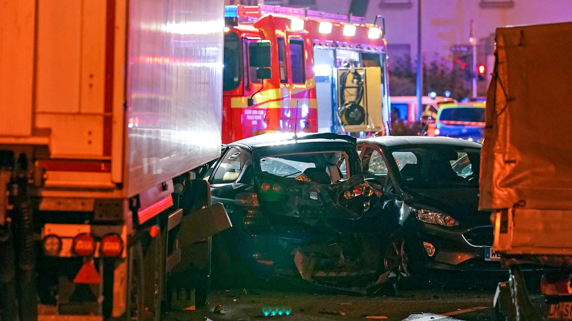 Nach dem Lkw-Vorfall in Limburg: Acht Menschen und der mutmaßliche Täter wurden verletzt. Nach dem Lkw-Vorfall in Limburg: Acht Menschen und der mutmaßliche Täter wurden verletzt.