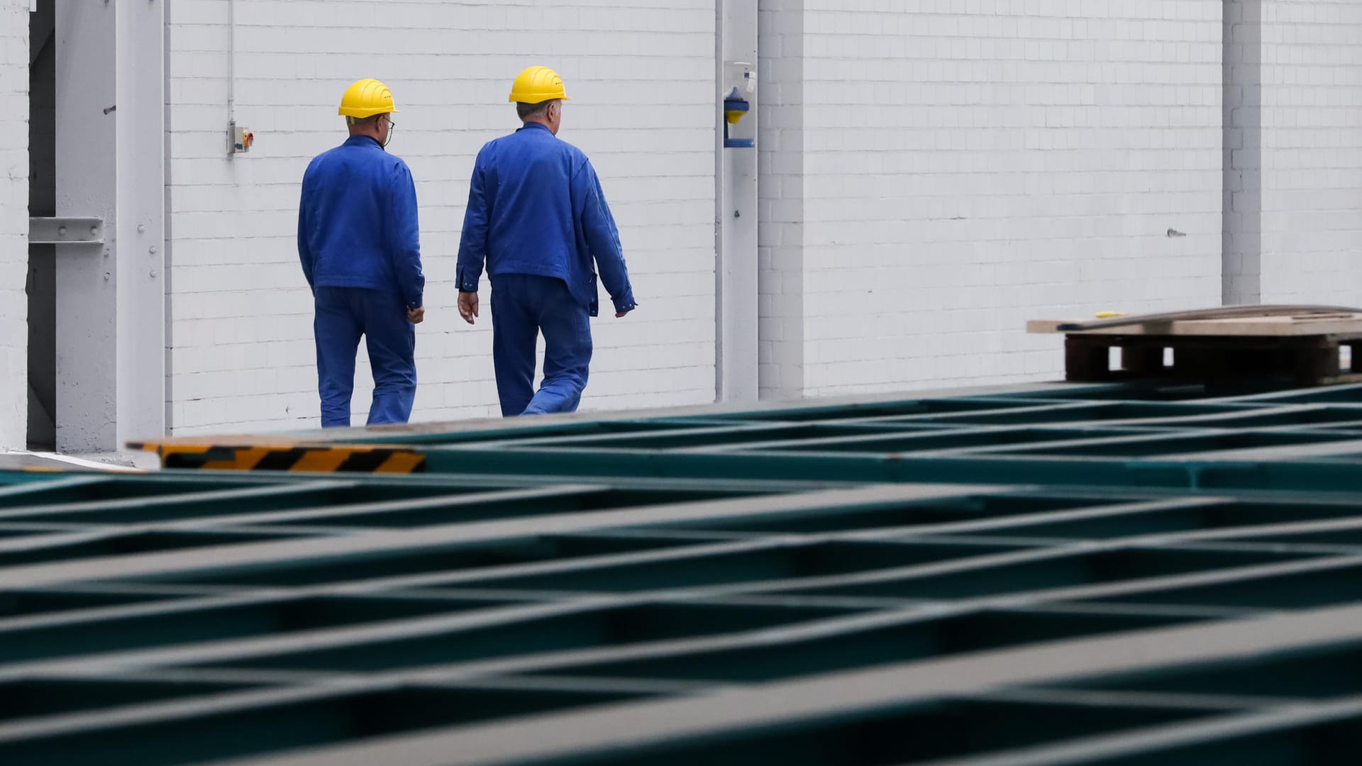 Arbeiter mit Bauhelm: Im Juli hatte der IWF noch ein Wachstum der Weltwirtschaft von 3,2 Prozent vorausgesagt.