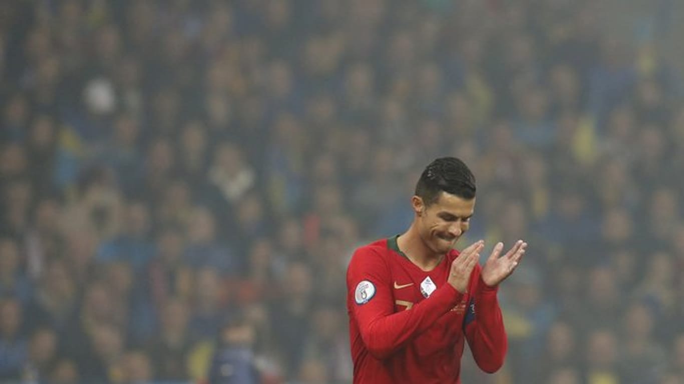 Applaus, Applaus: Cristiano Ronaldo hat in der EM-Qualifikation gegen die Ukraine das 700.