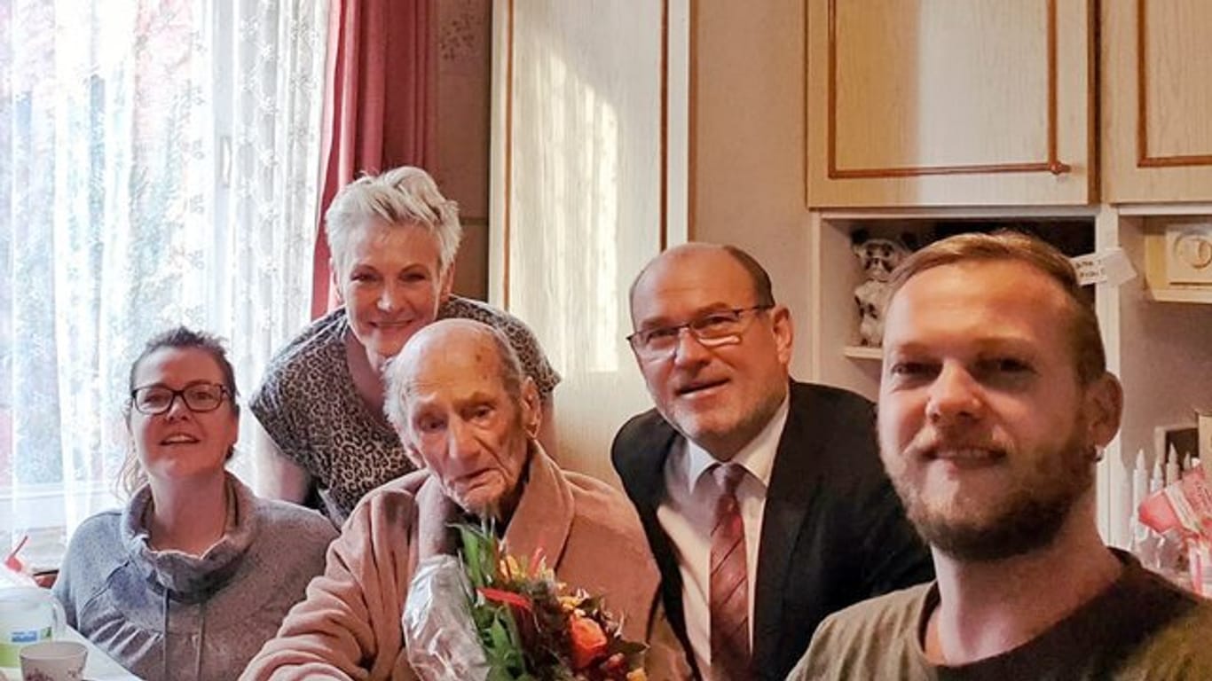 Gustav Gerneth (M) feiert mit Familienangehörigen und Havelbergs Bürgermeister Bernd Poloski seinen 114.