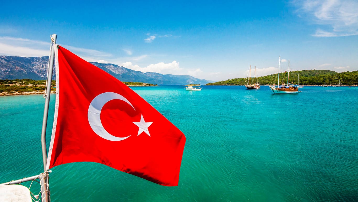 Bucht mit türkischer Flagge und Schiffen: Das Auswärtige Amt rät von Reisen in das Grenzgebiet der Türkei ab.