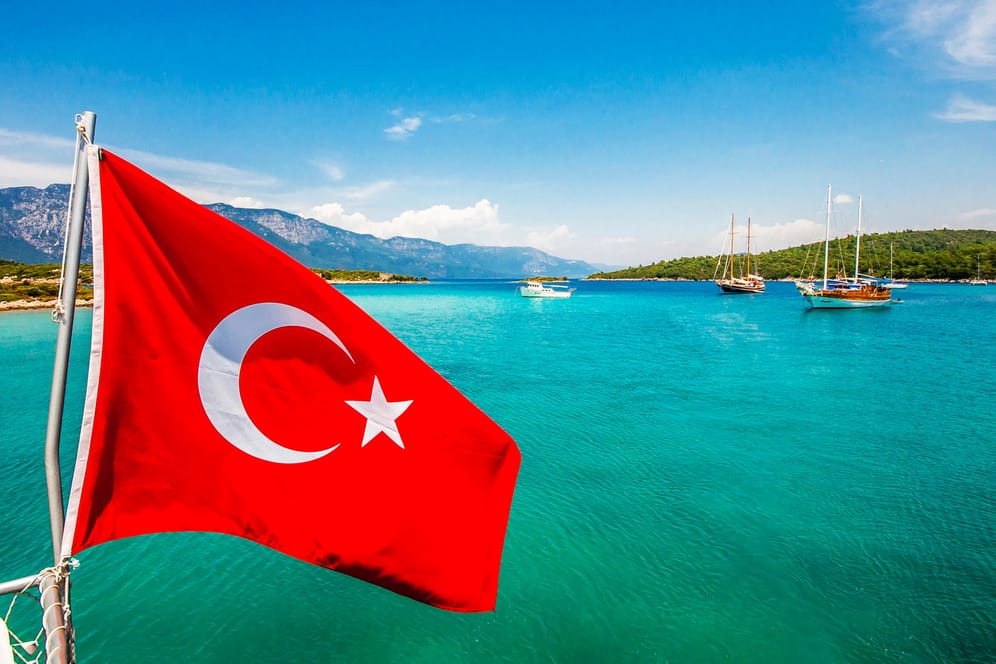 Bucht mit türkischer Flagge und Schiffen: Das Auswärtige Amt rät von Reisen in das Grenzgebiet der Türkei ab.