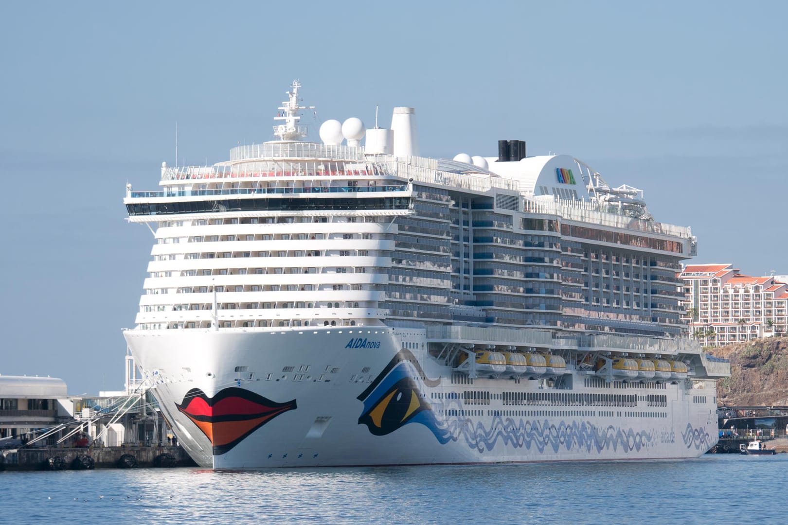 "AIDAnova" im Hafen von Funchal auf Madeira: Das erste Kreuzfahrtschiff von Aida Cruises mit emissionsarmem Antrieb.