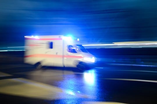 Krankenwagen mit Blaulicht: In Hof ist ein Streit zwischen zwei Männern eskaliert