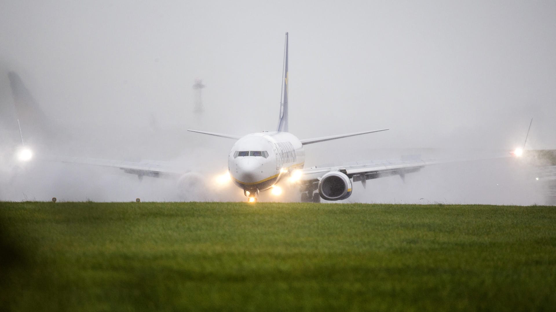 Ein Flugzeug auf der Startbahn: Mit höheren Steuern will die Bundesregierung Vielflieger umstimmen.