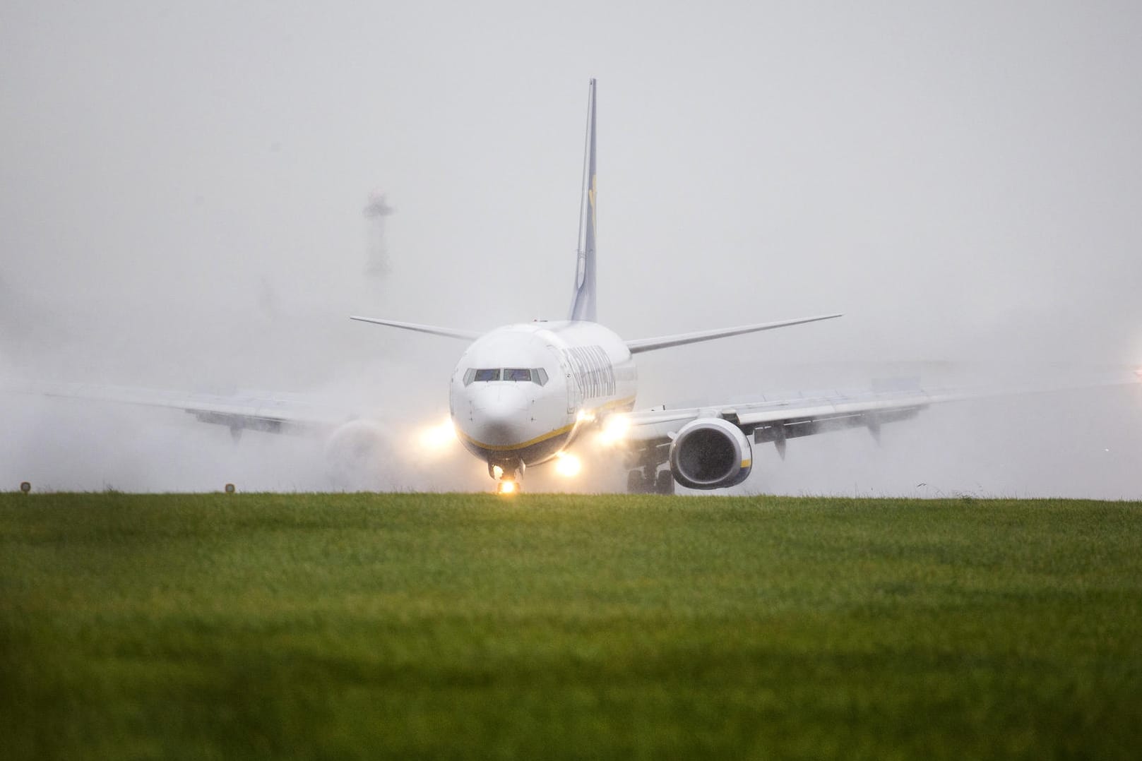 Ein Flugzeug auf der Startbahn: Mit höheren Steuern will die Bundesregierung Vielflieger umstimmen.