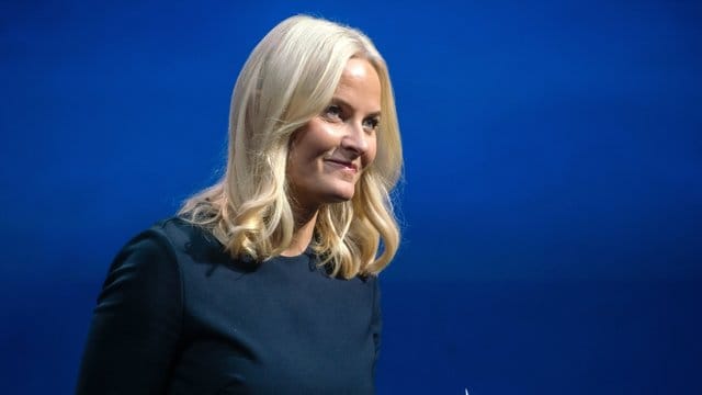 Kronprinzessin Mette-Marit trägt bei der Eröffnungsfeier der Frankfurter Buchmesse ein Gedicht vor. Kronprinzessin Mette-Marit trägt bei der Eröffnungsfeier der Frankfurter Buchmesse ein Gedicht vor.