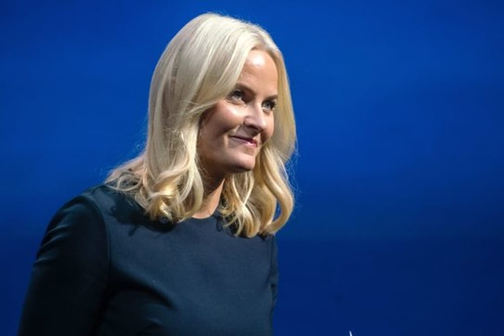 Kronprinzessin Mette-Marit trägt bei der Eröffnungsfeier der Frankfurter Buchmesse ein Gedicht vor.