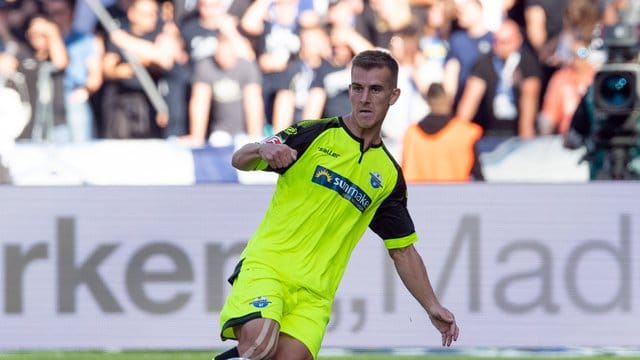 Fällt mehrere Wochen für den SC Paderborn aus: Uwe Hünemeier am Ball.