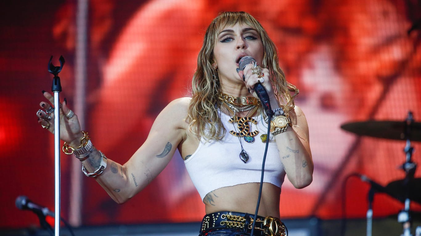 Miley Cyrus auf der Bühne: Die Sängerin ist frisch verliebt – und das zeigt sie auch. (Archivbild)