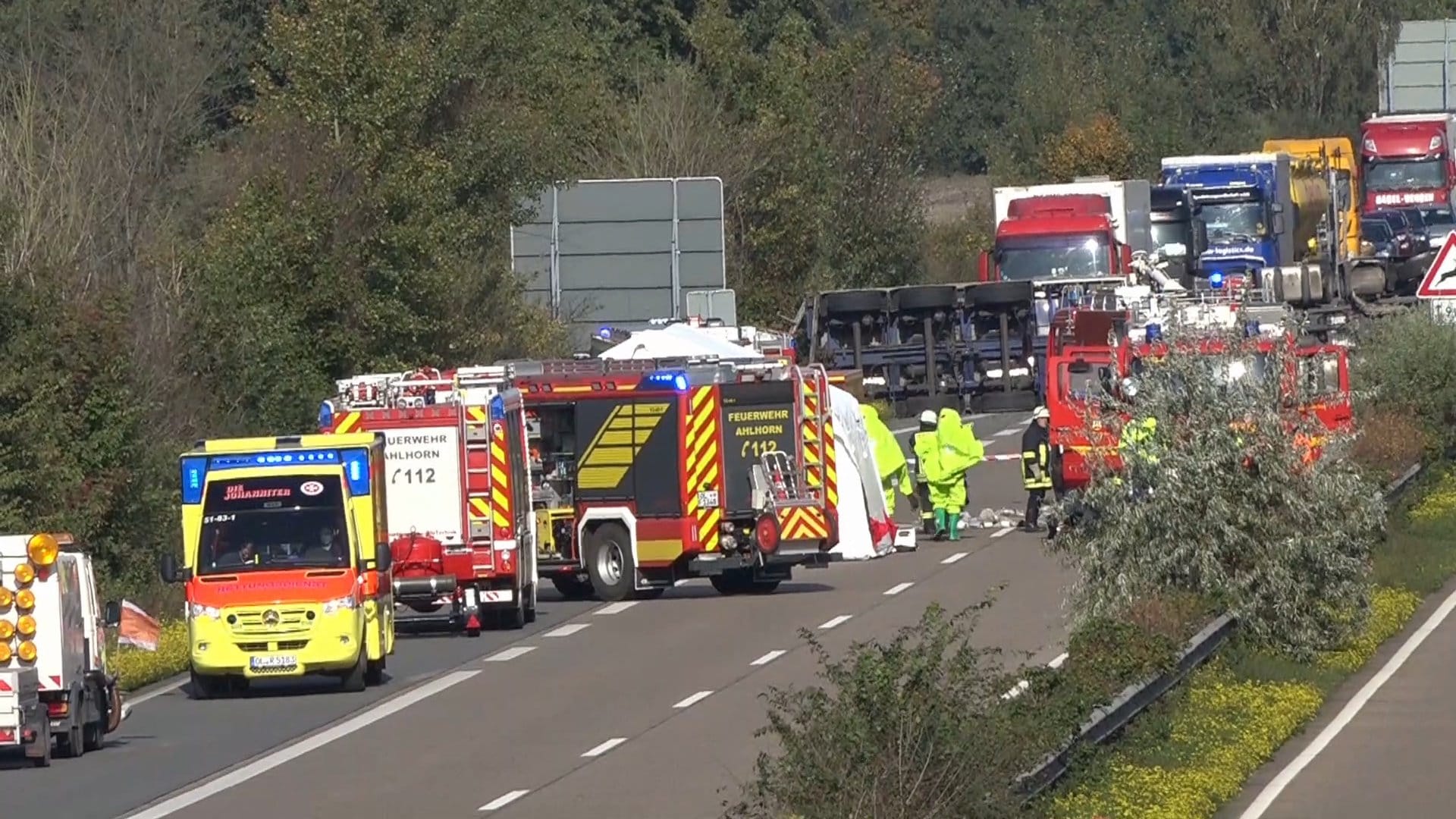 Gefahrgutunfall auf der A29: Wegen der ausgetretenen Ladung, ein giftiger und hochentzündlicher Stoff, wurden die Umgebung gesperrt und ein Sicherheitsbereich eingerichtet.