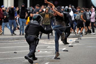 Ein Polizist schlägt einen Demonstranten mit einem Schlagstock: Am Flughafen von Barcelona sind die Proteste eskaliert.
