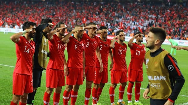 Die salutierenden türkischen Fußballer haben viele Nachahmer gefunden. Die salutierenden türkischen Fußballer haben viele Nachahmer gefunden.