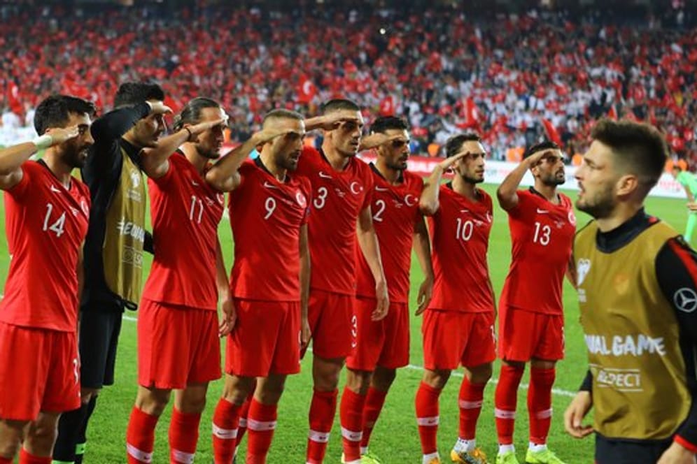 Die salutierenden türkischen Fußballer haben viele Nachahmer gefunden.