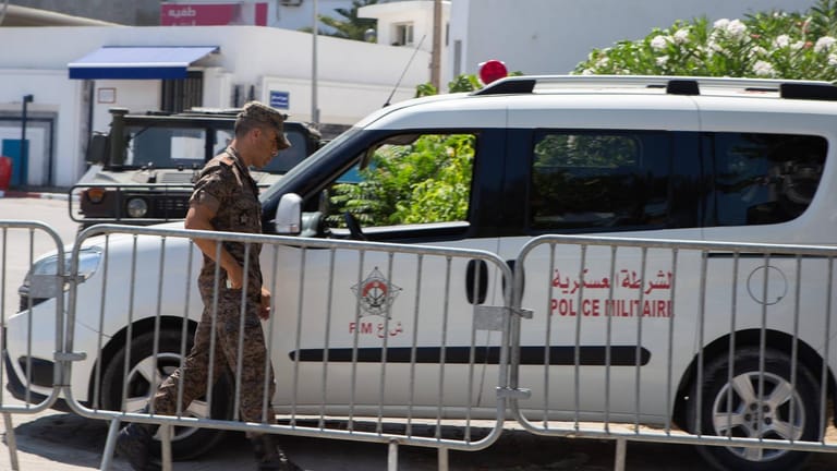 Polizist in Tunis: In der tunesischen Hauptstadt ist ein Tourist aus Deutschland gewaltsam ums Leben gekommen. (Symbolfoto)