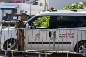 Polizist in Tunis: In der tunesischen Hauptstadt ist ein Tourist aus Deutschland gewaltsam ums Leben gekommen. (Symbolfoto)