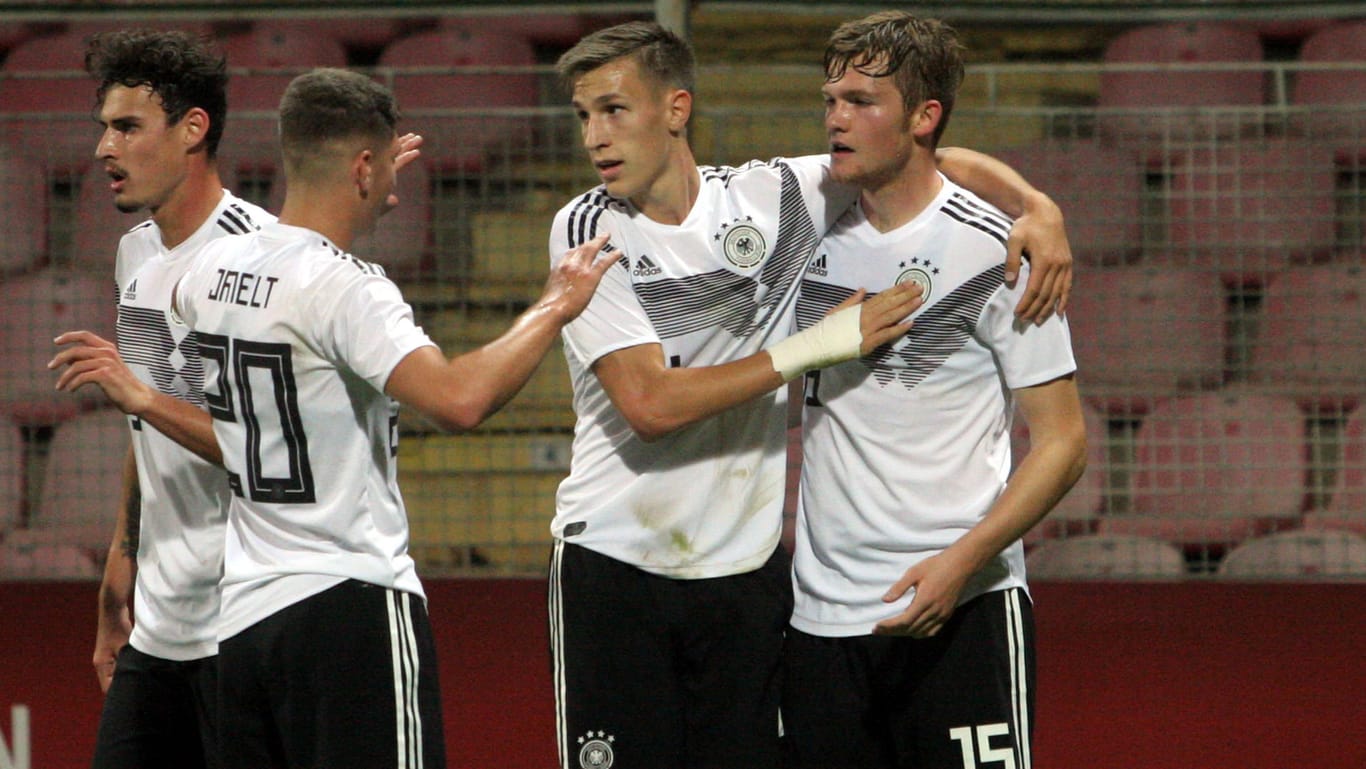 Die deutsche U21 jubelt: Die Mitspieler gratulieren Luca Kilian (r.) zu seinem Tor zum 1:0.