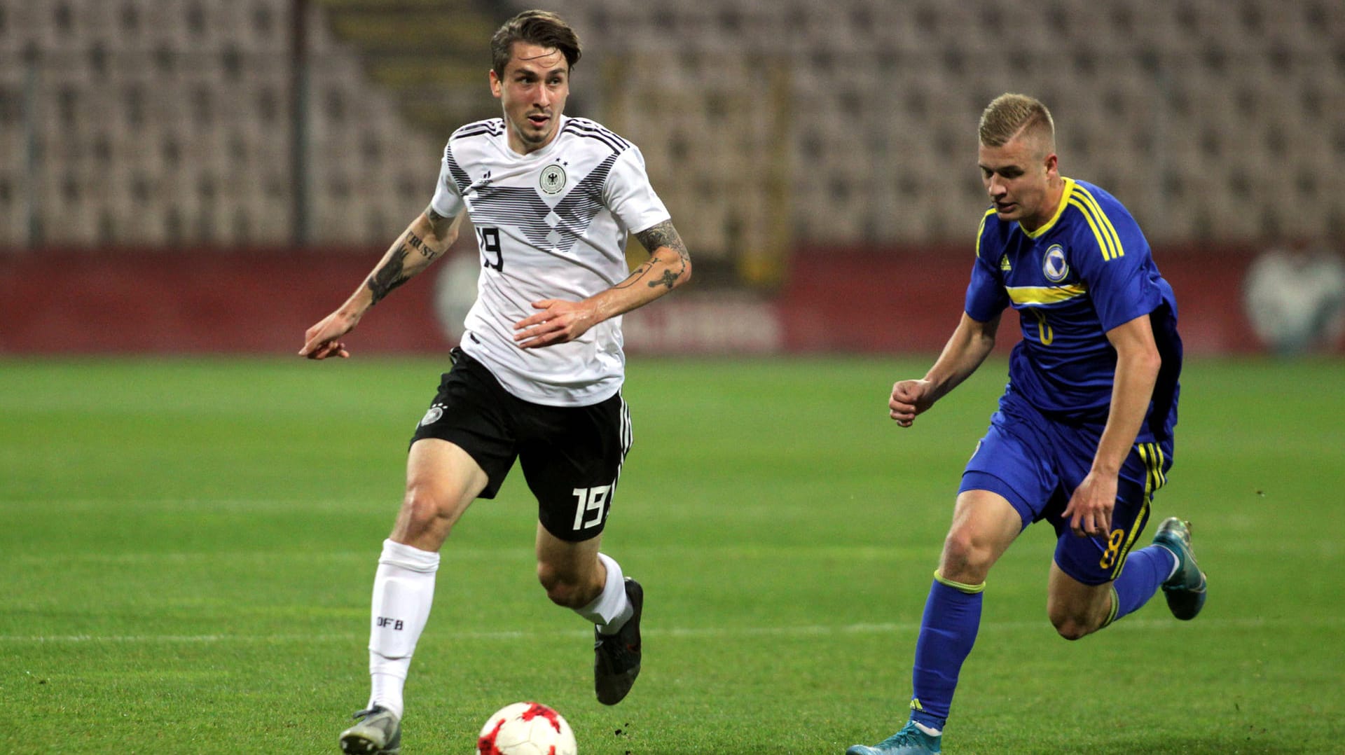 Adrian Fein vom Hamburger SV (l.) im Laufduell mit Vladan Danilovic.