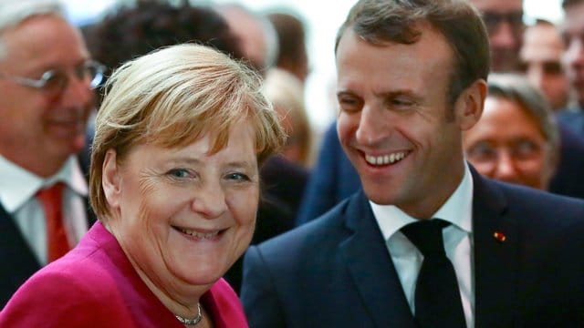 Demonstrative Geste: Bundeskanzlerin Angela Merkel und der französische Präsident Emmanuel Macron während eines Besuchs einer Airbus-Montagehalle in Toulouse. Demonstrative Geste: Bundeskanzlerin Angela Merkel und der französische Präsident Emmanuel Macron während eines Besuchs einer Airbus-Montagehalle in Toulouse.