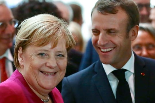 Demonstrative Geste: Bundeskanzlerin Angela Merkel und der französische Präsident Emmanuel Macron während eines Besuchs einer Airbus-Montagehalle in Toulouse.